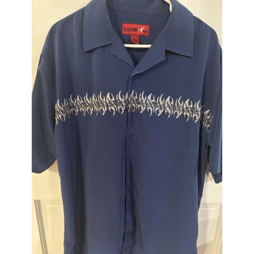 OLD COLLEGE INN BUTTON UP SHIRT 100% POLY ‎ BLUE W/DESIGN MEN'S LARGE
